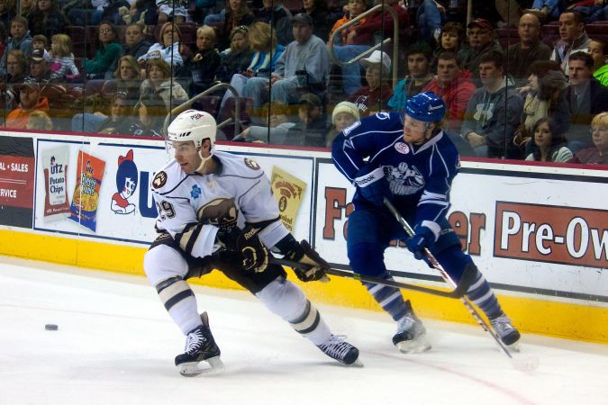 Hershey Bears Julien Brouillette vs Syracuse Crunch 18 December 2013 (Annie Erling Gofus/Olympus Athletics)